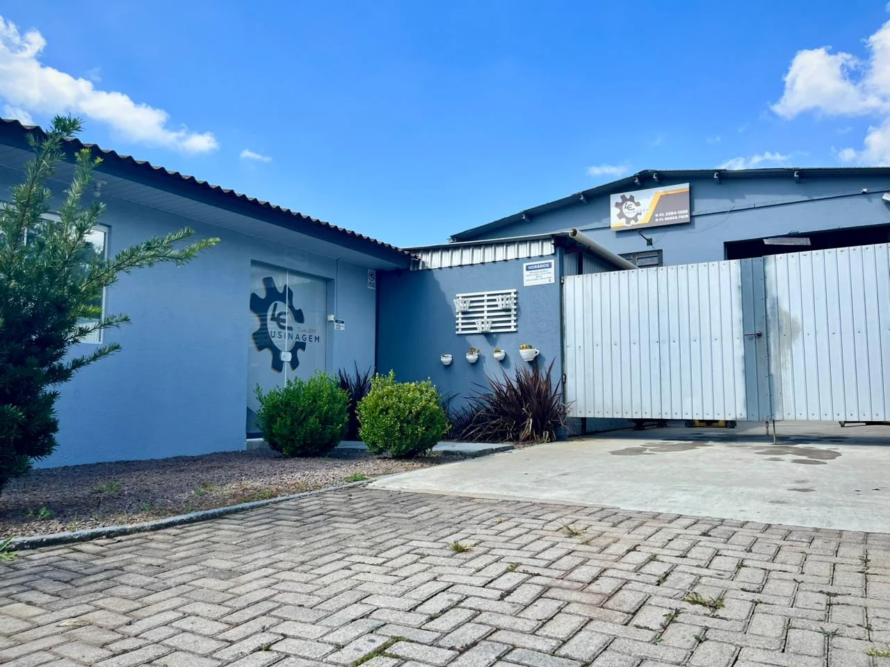 Fachada da fábrica da LE Usinagem em São José dos Pinhais - PR