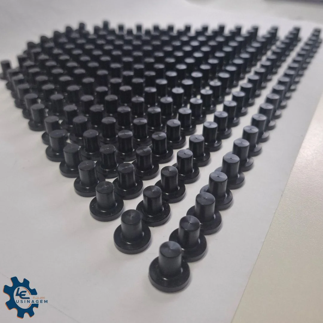 Peças usinadas em plástico de engenharia preto, organizadas após produção seriada na LE Usinagem